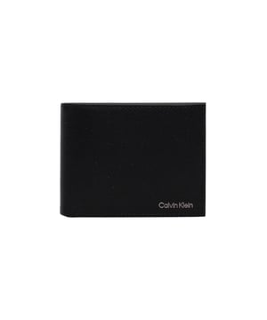 Marca: Calvin Klein.
  Genero: Hombres.
  Tipo: Carteras.
  Temporada: Otono/Invierno.
  Color: negro.
  Bolsillos: bolsillos interiores.
  Tamano (cm): 9.5x13x2.5.
  Codigo del articulo: LV04D1105G.
  Composicion: 51% poliester 49% poliuretano.