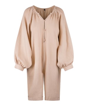 'Happy vibes" Geniet van ultiem comfort in onze kleurrijke badstoffen Jumpsuit. De zachte badstof, drukknoopjes, bijpassend ceintuur, kraagje en korte mouwen maken dit de perfecte loungewear. Ook heerlijk om te dragen op een mooie zomerse dag!
