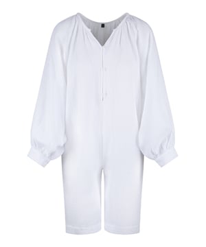 'Happy vibes" Geniet van ultiem comfort in onze kleurrijke badstoffen Jumpsuit. De zachte badstof, drukknoopjes, bijpassend ceintuur, kraagje en korte mouwen maken dit de perfecte loungewear. Ook heerlijk om te dragen op een mooie zomerse dag!