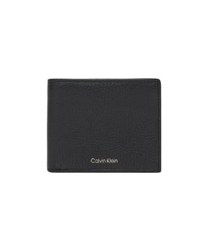 Marca: Calvin Klein.
  Genero: Hombre.
  Tipo: Carteras.
  Temporada: Otono/Invierno.
  Color: negro.
  Bolsillos: bolsillos interiores.
  Tamano (cm): 9x11x1.5.
  Codigo del articulo: LV04D1028G.
  Composicion: 100% cuero.