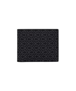 Marca: Calvin Klein.
  Genero: Hombre.
  Tipo: Carteras.
  Temporada: Otono/Invierno.
  Color: negro.
  Cierre: sin cordones.
  Tamano (cm): 11x8.5x2.
  Detalles: compartimentos interiores.
  Codigo del articulo: LV04D1059G.
  Composicion: 51% poliester 49% poliuretano.