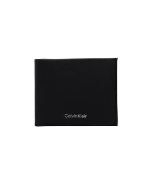 Producto: Cartera sin cordones de cuero.
  Marca: Calvin Klein.
  Genero: Hombres.
  Tipo: Carteras.
  Temporada: Otono/Invierno.
  Color: negro.
  Cierre: sin cordones.
  Tamano (cm): 11.5x9x1.5.
  Codigo del articulo: LV04D1043G.
  Composicion: 100% cuero.