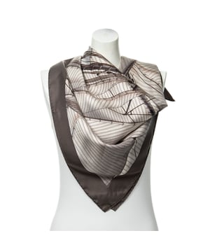 Hermès Accesorios Scarf  Bufanda en Gris/Beige Seda y None hardware. El producto esta en Perfectas Condiciones (AA).
  Dimensiones: 90 cm
    Tamaño: None 
  Accesorios incluidos: Paper Case
  
  BrandCo Paris encuentra artículos raros y en las mejores condiciones a precios increíbles. ¡Vale la pena tener paciencia! Compra con confianza: todos los artículos de BrandCo Paris son seleccionados y autenticados cuidadosamente por nuestro equipo de expertos.
  Todos los artículos vienen con un certificado de autenticidad y un embalaje entregado por BrandCo Paris.
  Tabla de clasificación de la condición del artículo
  N (como nuevo)
  AA (perfecto estado)
  A (excelente estado)
  AB (muy buen estado)
  B (bueno/regular)