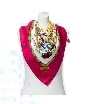 Hermès Accessoires Scarf  Sjaal in de Fuchsia/Ivoor/Goud Zijde in de None  hardware. Het product is in In Perfecte Staat (AA).
  Afmetingen: 90 cm
    Maat: None 
  Inclusief accessoires: Box
  
  BrandCo Paris vindt zeldzame artikelen in de beste staat voor ongelooflijke prijzen. Het is de moeite waard om geduldig te zijn! Koop met vertrouwen: alle artikelen van BrandCo Paris worden zorgvuldig geselecteerd en geverifieerd door ons team van experts.

  Alle artikelen worden geleverd met een certificaat van echtheid en verpakt door BrandCo Paris.

  Classificatietabel voor de conditie van het artikel:

  N (als nieuw)
  AA (perfecte staat)
  A (uitstekende staat)
  AB (zeer goede staat)
  B (goede/redelijke staat)