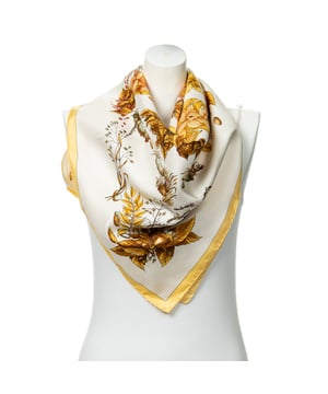 Hermès Accesorios Scarf  Bufanda en Amarillo/Blanco/Naranja Seda y None hardware. El producto esta en Perfectas Condiciones (AA).
  Dimensiones: 90 cm
    Tamaño: None 
  Accesorios incluidos: None
  
  BrandCo Paris encuentra artículos raros y en las mejores condiciones a precios increíbles. ¡Vale la pena tener paciencia! Compra con confianza: todos los artículos de BrandCo Paris son seleccionados y autenticados cuidadosamente por nuestro equipo de expertos.
  Todos los artículos vienen con un certificado de autenticidad y un embalaje entregado por BrandCo Paris.
  Tabla de clasificación de la condición del artículo
  N (como nuevo)
  AA (perfecto estado)
  A (excelente estado)
  AB (muy buen estado)
  B (bueno/regular)