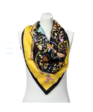 Hermès Accesorios Scarf  Bufanda en Negro/Amarillo/Azul Seda y None hardware. El producto esta en Perfectas Condiciones (AA).
  Dimensiones: 90 cm
    Tamaño: None 
  Accesorios incluidos: Box
  
  BrandCo Paris encuentra artículos raros y en las mejores condiciones a precios increíbles. ¡Vale la pena tener paciencia! Compra con confianza: todos los artículos de BrandCo Paris son seleccionados y autenticados cuidadosamente por nuestro equipo de expertos.
  Todos los artículos vienen con un certificado de autenticidad y un embalaje entregado por BrandCo Paris.
  Tabla de clasificación de la condición del artículo
  N (como nuevo)
  AA (perfecto estado)
  A (excelente estado)
  AB (muy buen estado)
  B (bueno/regular)