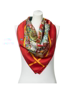 Hermès Accessoires Scarf  Sjaal in de Rood/Teal/Groen Zijde in de None  hardware. Het product is in In Perfecte Staat (AA).
  Afmetingen: 90 cm
    Maat: None 
  Inclusief accessoires: Box
  
  BrandCo Paris vindt zeldzame artikelen in de beste staat voor ongelooflijke prijzen. Het is de moeite waard om geduldig te zijn! Koop met vertrouwen: alle artikelen van BrandCo Paris worden zorgvuldig geselecteerd en geverifieerd door ons team van experts.

  Alle artikelen worden geleverd met een certificaat van echtheid en verpakt door BrandCo Paris.

  Classificatietabel voor de conditie van het artikel:

  N (als nieuw)
  AA (perfecte staat)
  A (uitstekende staat)
  AB (zeer goede staat)
  B (goede/redelijke staat)