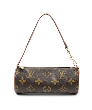 Louis Vuitton Accessoires Papillon Pouch  Buidel in de Bruin Gecoat canvas in de Gouden Messing  hardware. Het product is in In Uitstekende Staat (A).
  Afmetingen: 15.5x6x6 cm 
  Inclusief accessoires: None
  
  BrandCo Paris vindt zeldzame artikelen in de beste staat voor ongelooflijke prijzen. Het is de moeite waard om geduldig te zijn! Koop met vertrouwen: alle artikelen van BrandCo Paris worden zorgvuldig geselecteerd en geverifieerd door ons team van experts.

  Alle artikelen worden geleverd met een certificaat van echtheid en verpakt door BrandCo Paris.

  Classificatietabel voor de conditie van het artikel:

  N (als nieuw)
  AA (perfecte staat)
  A (uitstekende staat)
  AB (zeer goede staat)
  B (goede/redelijke staat)