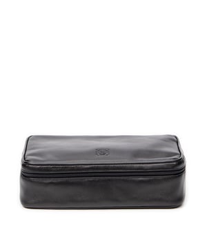 Loewe Accesorios Anagram Toiletry Pouch  Bolsa en Marrón oscuro Piel de becerro y Plata hardware. El producto esta en Perfectas Condiciones (AA).
  Dimensiones: 25x14x7.5 cm 
  Accesorios incluidos: None
  
  BrandCo Paris encuentra artículos raros y en las mejores condiciones a precios increíbles. ¡Vale la pena tener paciencia! Compra con confianza: todos los artículos de BrandCo Paris son seleccionados y autenticados cuidadosamente por nuestro equipo de expertos.
  Todos los artículos vienen con un certificado de autenticidad y un embalaje entregado por BrandCo Paris.
  Tabla de clasificación de la condición del artículo
  N (como nuevo)
  AA (perfecto estado)
  A (excelente estado)
  AB (muy buen estado)
  B (bueno/regular)