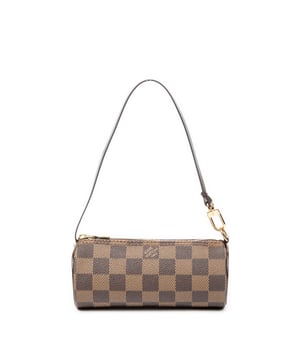 Louis Vuitton Accessoires Papillon Pouch  Buidel in de Bruin Gecoat canvas in de Gouden Messing  hardware. Het product is in In Uitstekende Staat (A).
  Afmetingen: 15.5x6x6 cm 
  Inclusief accessoires: None
  Opmerkingen over de band/het handvat: Licht versleten
  BrandCo Paris vindt zeldzame artikelen in de beste staat voor ongelooflijke prijzen. Het is de moeite waard om geduldig te zijn! Koop met vertrouwen: alle artikelen van BrandCo Paris worden zorgvuldig geselecteerd en geverifieerd door ons team van experts.

  Alle artikelen worden geleverd met een certificaat van echtheid en verpakt door BrandCo Paris.

  Classificatietabel voor de conditie van het artikel:

  N (als nieuw)
  AA (perfecte staat)
  A (uitstekende staat)
  AB (zeer goede staat)
  B (goede/redelijke staat)