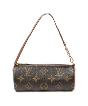 Louis Vuitton Accessoires Papillon Pouch  Buidel in de Bruin Gecoat canvas in de Gouden Messing  hardware. Het product is in In Zeer Goede Staat (AB).
  Afmetingen: 15.5x6x6 cm 
  Inclusief accessoires: None
  Opmerkingen over de hardware: Verkleurd
Opmerkingen over de band/het handvat: Licht versleten
  BrandCo Paris vindt zeldzame artikelen in de beste staat voor ongelooflijke prijzen. Het is de moeite waard om geduldig te zijn! Koop met vertrouwen: alle artikelen van BrandCo Paris worden zorgvuldig geselecteerd en geverifieerd door ons team van experts.

  Alle artikelen worden geleverd met een certificaat van echtheid en verpakt door BrandCo Paris.

  Classificatietabel voor de conditie van het artikel:

  N (als nieuw)
  AA (perfecte staat)
  A (uitstekende staat)
  AB (zeer goede staat)
  B (goede/redelijke staat)