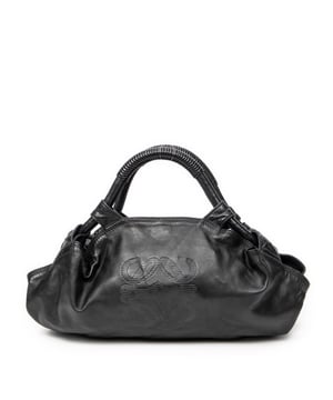 Loewe Bolsos Aire Hobo  Bolso en Negro Piel de becerro y Oro hardware. El producto esta en Excelentes Condiciones (A).
  Dimensiones: 29x19x16 cm 
  Accesorios incluidos: None
  Notas de Exterior: "Ligeros rasguños en el exterior de la carrocería, Ligeras marcas de suciedad"
  BrandCo Paris encuentra artículos raros y en las mejores condiciones a precios increíbles. ¡Vale la pena tener paciencia! Compra con confianza: todos los artículos de BrandCo Paris son seleccionados y autenticados cuidadosamente por nuestro equipo de expertos.
  Todos los artículos vienen con un certificado de autenticidad y un embalaje entregado por BrandCo Paris.
  Tabla de clasificación de la condición del artículo
  N (como nuevo)
  AA (perfecto estado)
  A (excelente estado)
  AB (muy buen estado)
  B (bueno/regular)