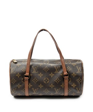 Louis Vuitton Tassen Papillon 26 Handtas in de Bruin Gecoat canvas in de Gouden Messing  hardware. Het product is in In Zeer Goede Staat (AB).
  Afmetingen: 26x13x13 cm 
  Inclusief accessoires: None
  Opmerkingen over de buitenkant: Licht geschaafde biezen
Opmerkingen over de binnenkant: Lichte kreukels op de voering
Opmerkingen over de hardware: Verkleurd
Opmerkingen over de band/het handvat: Gedragen
  BrandCo Paris vindt zeldzame artikelen in de beste staat voor ongelooflijke prijzen. Het is de moeite waard om geduldig te zijn! Koop met vertrouwen: alle artikelen van BrandCo Paris worden zorgvuldig geselecteerd en geverifieerd door ons team van experts.

  Alle artikelen worden geleverd met een certificaat van echtheid en verpakt door BrandCo Paris.

  Classificatietabel voor de conditie van het artikel:

  N (als nieuw)
  AA (perfecte staat)
  A (uitstekende staat)
  AB (zeer goede staat)
  B (goede/redelijke staat)