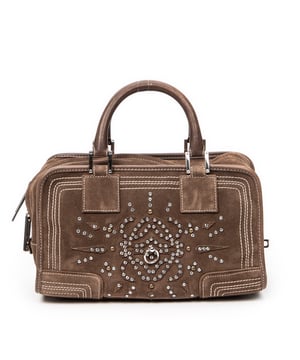 Loewe Bolsos Embellished Amazona 28 Bolso en Marrón Piel de becerro y Plata hardware. El producto esta en Excelentes Condiciones (A).
  Dimensiones: 29x16x13 cm 
  Accesorios incluidos: "Cadenas; Keys in Clochette"
  Notas de Exterior: "Bordes ligeramente rayados, cuero de gamuza ligeramente desgastado"
Notas de la correa/asa: Ligeramente usado
  BrandCo Paris encuentra artículos raros y en las mejores condiciones a precios increíbles. ¡Vale la pena tener paciencia! Compra con confianza: todos los artículos de BrandCo Paris son seleccionados y autenticados cuidadosamente por nuestro equipo de expertos.
  Todos los artículos vienen con un certificado de autenticidad y un embalaje entregado por BrandCo Paris.
  Tabla de clasificación de la condición del artículo
  N (como nuevo)
  AA (perfecto estado)
  A (excelente estado)
  AB (muy buen estado)
  B (bueno/regular)