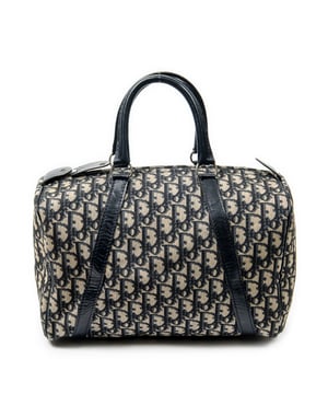 Dior Bolsos Vintage Small Trotter Boston  Bolso en Azul marino/Beige Lienzo y Plata hardware. El producto esta en Muy Buenas Condiciones (AB).
  Dimensiones: 31x17x16 cm 
  Accesorios incluidos: None
  Notas de Exterior: "Exterior ligeramente arrugado, lona descolorida"
  BrandCo Paris encuentra artículos raros y en las mejores condiciones a precios increíbles. ¡Vale la pena tener paciencia! Compra con confianza: todos los artículos de BrandCo Paris son seleccionados y autenticados cuidadosamente por nuestro equipo de expertos.
  Todos los artículos vienen con un certificado de autenticidad y un embalaje entregado por BrandCo Paris.
  Tabla de clasificación de la condición del artículo
  N (como nuevo)
  AA (perfecto estado)
  A (excelente estado)
  AB (muy buen estado)
  B (bueno/regular)