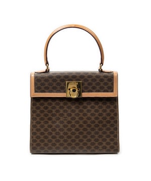 Celine Bolsos Vintage Flap Top Handle  Bolso en Beige/Marrón Lona recubierta y Oro hardware. El producto esta en Excelentes Condiciones (A).
  Dimensiones: 23x20x9 cm 
  Accesorios incluidos: None
  Notas de Exterior: Ligeras marcas de suciedad
Notas de Interior: Ligeras marcas de suciedad en la solapa interior
Notas de la correa/asa: Ligeras marcas de suciedad
  BrandCo Paris encuentra artículos raros y en las mejores condiciones a precios increíbles. ¡Vale la pena tener paciencia! Compra con confianza: todos los artículos de BrandCo Paris son seleccionados y autenticados cuidadosamente por nuestro equipo de expertos.
  Todos los artículos vienen con un certificado de autenticidad y un embalaje entregado por BrandCo Paris.
  Tabla de clasificación de la condición del artículo
  N (como nuevo)
  AA (perfecto estado)
  A (excelente estado)
  AB (muy buen estado)
  B (bueno/regular)