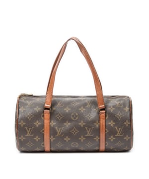 Louis Vuitton Tassen Papillon 30 Handtas in de Bruin Gecoat canvas in de Gouden Messing  hardware. Het product is in In Zeer Goede Staat (AB).
  Afmetingen: 30x15x15 cm 
  Inclusief accessoires: None
  Opmerkingen over de buitenkant: Licht geschaafde biezen, Lichte vlekken op leer
Opmerkingen over de hardware: Licht verkleurd
Opmerkingen over de band/het handvat: Licht versleten
  BrandCo Paris vindt zeldzame artikelen in de beste staat voor ongelooflijke prijzen. Het is de moeite waard om geduldig te zijn! Koop met vertrouwen: alle artikelen van BrandCo Paris worden zorgvuldig geselecteerd en geverifieerd door ons team van experts.

  Alle artikelen worden geleverd met een certificaat van echtheid en verpakt door BrandCo Paris.

  Classificatietabel voor de conditie van het artikel:

  N (als nieuw)
  AA (perfecte staat)
  A (uitstekende staat)
  AB (zeer goede staat)
  B (goede/redelijke staat)