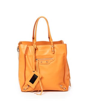 Balenciaga Bolsos Papier A5 Zip Around Tote  Bolso en Naranja Piel de becerro y Plata hardware. El producto esta en Excelentes Condiciones (A).
  Dimensiones: 29x28.5x13 cm 
  Accesorios incluidos: Mirror
  Notas de Exterior: Ligera transferencia de color
Notas de la correa/asa: Ligeras marcas de suciedad
  BrandCo Paris encuentra artículos raros y en las mejores condiciones a precios increíbles. ¡Vale la pena tener paciencia! Compra con confianza: todos los artículos de BrandCo Paris son seleccionados y autenticados cuidadosamente por nuestro equipo de expertos.
  Todos los artículos vienen con un certificado de autenticidad y un embalaje entregado por BrandCo Paris.
  Tabla de clasificación de la condición del artículo
  N (como nuevo)
  AA (perfecto estado)
  A (excelente estado)
  AB (muy buen estado)
  B (bueno/regular)