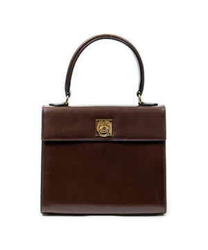 Celine Bolsos Vintage Flap Top Handle  Bolso en Marrón Piel de becerro y Oro hardware. El producto esta en Muy Buenas Condiciones (AB).
  Dimensiones: 23x20x9 cm 
  Accesorios incluidos: None
  Notas de Exterior: Ligeros rasguños en el cuerpo exterior 
Notas de Interior: Ligeros rasguños en el forro
  BrandCo Paris encuentra artículos raros y en las mejores condiciones a precios increíbles. ¡Vale la pena tener paciencia! Compra con confianza: todos los artículos de BrandCo Paris son seleccionados y autenticados cuidadosamente por nuestro equipo de expertos.
  Todos los artículos vienen con un certificado de autenticidad y un embalaje entregado por BrandCo Paris.
  Tabla de clasificación de la condición del artículo
  N (como nuevo)
  AA (perfecto estado)
  A (excelente estado)
  AB (muy buen estado)
  B (bueno/regular)