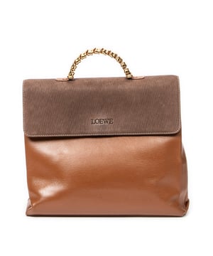 Loewe Bolsos Vintage Flap Top Handle  Bolso en Marrón Piel de becerro y Oro hardware. El producto esta en Muy Buenas Condiciones (AB).
  Dimensiones: 29x24x9 cm 
  Accesorios incluidos: None
  Notas de Exterior: "Ligeros rasguños en el cuerpo exterior, Cuero de gamuza ligeramente desgastado"
  BrandCo Paris encuentra artículos raros y en las mejores condiciones a precios increíbles. ¡Vale la pena tener paciencia! Compra con confianza: todos los artículos de BrandCo Paris son seleccionados y autenticados cuidadosamente por nuestro equipo de expertos.
  Todos los artículos vienen con un certificado de autenticidad y un embalaje entregado por BrandCo Paris.
  Tabla de clasificación de la condición del artículo
  N (como nuevo)
  AA (perfecto estado)
  A (excelente estado)
  AB (muy buen estado)
  B (bueno/regular)