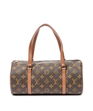 Louis Vuitton Tassen Papillon 30 Handtas in de Bruin Gecoat canvas in de Gouden Messing  hardware. Het product is in In Uitstekende Staat (A).
  Afmetingen: 30x15x15 cm 
  Inclusief accessoires: None
  Opmerkingen over de buitenkant: Licht geschaafde biezen
Opmerkingen over de hardware: Licht verkleurd
Opmerkingen over de band/het handvat: Lichte kreukels
  BrandCo Paris vindt zeldzame artikelen in de beste staat voor ongelooflijke prijzen. Het is de moeite waard om geduldig te zijn! Koop met vertrouwen: alle artikelen van BrandCo Paris worden zorgvuldig geselecteerd en geverifieerd door ons team van experts.

  Alle artikelen worden geleverd met een certificaat van echtheid en verpakt door BrandCo Paris.

  Classificatietabel voor de conditie van het artikel:

  N (als nieuw)
  AA (perfecte staat)
  A (uitstekende staat)
  AB (zeer goede staat)
  B (goede/redelijke staat)