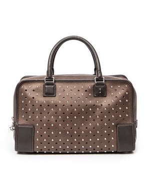 Loewe Bolsos Studded Amazona 36 Bolso en Marrón Piel de becerro y Plata hardware. El producto esta en Excelentes Condiciones (A).
  Dimensiones: 36x17x13 cm 
  Accesorios incluidos: "Cadenas; Keys in Clochette"
  Notas de Exterior: Bordes ligeramente desgastados
  BrandCo Paris encuentra artículos raros y en las mejores condiciones a precios increíbles. ¡Vale la pena tener paciencia! Compra con confianza: todos los artículos de BrandCo Paris son seleccionados y autenticados cuidadosamente por nuestro equipo de expertos.
  Todos los artículos vienen con un certificado de autenticidad y un embalaje entregado por BrandCo Paris.
  Tabla de clasificación de la condición del artículo
  N (como nuevo)
  AA (perfecto estado)
  A (excelente estado)
  AB (muy buen estado)
  B (bueno/regular)