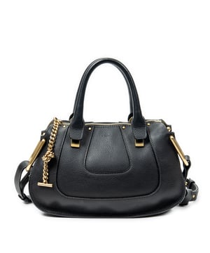 Chloé Bolsos Small Hayley Top Handle  Bolso de hombro en Negro Piel de becerro y Oro hardware. El producto esta en Perfectas Condiciones (AA).
  Dimensiones: 30x20x12 cm 
  Accesorios incluidos: Leather Strap
  
  BrandCo Paris encuentra artículos raros y en las mejores condiciones a precios increíbles. ¡Vale la pena tener paciencia! Compra con confianza: todos los artículos de BrandCo Paris son seleccionados y autenticados cuidadosamente por nuestro equipo de expertos.
  Todos los artículos vienen con un certificado de autenticidad y un embalaje entregado por BrandCo Paris.
  Tabla de clasificación de la condición del artículo
  N (como nuevo)
  AA (perfecto estado)
  A (excelente estado)
  AB (muy buen estado)
  B (bueno/regular)