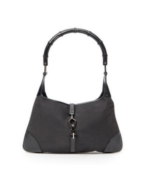Gucci Tassen Bamboo Jackie Tote  Schoudertas in de Zwart Doek in de Zilver  hardware. Het product is in In Uitstekende Staat (A).
  Afmetingen: 20.5x33.5x2 cm 
  Inclusief accessoires: Dustbag
  Opmerkingen over de buitenkant: Licht geschaafde randen, Verkleurd canvas
  BrandCo Paris vindt zeldzame artikelen in de beste staat voor ongelooflijke prijzen. Het is de moeite waard om geduldig te zijn! Koop met vertrouwen: alle artikelen van BrandCo Paris worden zorgvuldig geselecteerd en geverifieerd door ons team van experts.

  Alle artikelen worden geleverd met een certificaat van echtheid en verpakt door BrandCo Paris.

  Classificatietabel voor de conditie van het artikel:

  N (als nieuw)
  AA (perfecte staat)
  A (uitstekende staat)
  AB (zeer goede staat)
  B (goede/redelijke staat)