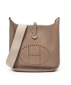 Hermès Bolsos Evelyne II PM Bolso de hombro en Etoupe Piel de becerro y Paladio hardware. El producto esta en Excelentes Condiciones (A).
  Dimensiones: 29x30x8 cm 
  Accesorios incluidos: Dustbag
  Notas de Exterior: Bordes ligeramente desgastados
  BrandCo Paris encuentra artículos raros y en las mejores condiciones a precios increíbles. ¡Vale la pena tener paciencia! Compra con confianza: todos los artículos de BrandCo Paris son seleccionados y autenticados cuidadosamente por nuestro equipo de expertos.
  Todos los artículos vienen con un certificado de autenticidad y un embalaje entregado por BrandCo Paris.
  Tabla de clasificación de la condición del artículo
  N (como nuevo)
  AA (perfecto estado)
  A (excelente estado)
  AB (muy buen estado)
  B (bueno/regular)