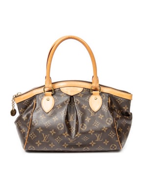 Louis Vuitton Tassen Tivoli PM Schoudertas in de Bruin Gecoat canvas in de Gouden Messing  hardware. Het product is in In Uitstekende Staat (A).
  Afmetingen: 30x23x14 cm 
  Inclusief accessoires: None
  Opmerkingen over de buitenkant: Licht geschaafde biezen
Opmerkingen over de band/het handvat: Licht donker, Lichte slijtage
  BrandCo Paris vindt zeldzame artikelen in de beste staat voor ongelooflijke prijzen. Het is de moeite waard om geduldig te zijn! Koop met vertrouwen: alle artikelen van BrandCo Paris worden zorgvuldig geselecteerd en geverifieerd door ons team van experts.

  Alle artikelen worden geleverd met een certificaat van echtheid en verpakt door BrandCo Paris.

  Classificatietabel voor de conditie van het artikel:

  N (als nieuw)
  AA (perfecte staat)
  A (uitstekende staat)
  AB (zeer goede staat)
  B (goede/redelijke staat)