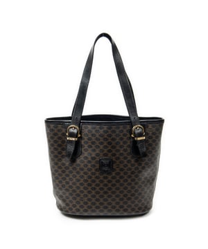 Celine Bolsos Bucket Tote  Bolso de hombro en Negro/Marrón Lona recubierta y Oro hardware. El producto esta en Excelentes Condiciones (A).
  Dimensiones: 24x24x13 cm 
  Accesorios incluidos: None
  Notas de la correa/asa: Ligeras arrugas
  BrandCo Paris encuentra artículos raros y en las mejores condiciones a precios increíbles. ¡Vale la pena tener paciencia! Compra con confianza: todos los artículos de BrandCo Paris son seleccionados y autenticados cuidadosamente por nuestro equipo de expertos.
  Todos los artículos vienen con un certificado de autenticidad y un embalaje entregado por BrandCo Paris.
  Tabla de clasificación de la condición del artículo
  N (como nuevo)
  AA (perfecto estado)
  A (excelente estado)
  AB (muy buen estado)
  B (bueno/regular)