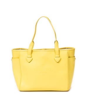 Loewe Bolsos Heritage Tote  Bolso de hombro en Amarillo Piel de becerro y Oro hardware. El producto esta en Excelentes Condiciones (A).
  Dimensiones: 28x24x8 cm 
  Accesorios incluidos: Charm in Clochette
  Notas de Exterior: Ligeros rasguños en las esquinas inferiores
  BrandCo Paris encuentra artículos raros y en las mejores condiciones a precios increíbles. ¡Vale la pena tener paciencia! Compra con confianza: todos los artículos de BrandCo Paris son seleccionados y autenticados cuidadosamente por nuestro equipo de expertos.
  Todos los artículos vienen con un certificado de autenticidad y un embalaje entregado por BrandCo Paris.
  Tabla de clasificación de la condición del artículo
  N (como nuevo)
  AA (perfecto estado)
  A (excelente estado)
  AB (muy buen estado)
  B (bueno/regular)
