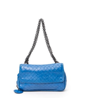 Bottega Veneta Bolsos Small Butterfly Expandable Flap Crossbody  Bolso de hombro en Azul Piel de becerro y Latón envejecido hardware. El producto esta en Muy Buenas Condiciones (AB).
  Dimensiones: 19x11x6 cm 
  Accesorios incluidos: None
  Notas de Exterior: Ligeros rasguños en las esquinas
  BrandCo Paris encuentra artículos raros y en las mejores condiciones a precios increíbles. ¡Vale la pena tener paciencia! Compra con confianza: todos los artículos de BrandCo Paris son seleccionados y autenticados cuidadosamente por nuestro equipo de expertos.
  Todos los artículos vienen con un certificado de autenticidad y un embalaje entregado por BrandCo Paris.
  Tabla de clasificación de la condición del artículo
  N (como nuevo)
  AA (perfecto estado)
  A (excelente estado)
  AB (muy buen estado)
  B (bueno/regular)