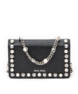 Miu Miu Taschen Rhinestone Pearl Chain Clutch  Umhängetasche und Schwarz Kalbsleder und Silber hardware. Das Produkt ist auf in einwandfreiem Zustand (AA).
  Abmessungen: 20x12x2 cm 
  Zubehör inklusive: None
  Äußere Hinweise: Leichte Kratzer an der Außenkarosserie
  BrandCo Paris hat seltene Artikel und die besten Konditionen zu unglaublichen Preisen vorgestellt. Geduld lohnt sich! Kaufen Sie mit Vertrauen: Alle Artikel von BrandCo Paris sind von unserem Expertenteam ausgewählt und authentisch.
  Alle Artikel enthalten ein Echtheitszertifikat und wurden von BrandCo Paris übernommen.
  Tabelle zur Klassifizierung des Artikelzustands
  N (wie neu)
  AA (perfekter Zustand)
  A (ausgezeichneter Zustand)
  AB (sehr guter Zustand)
  B (gut/mittelmäßig)