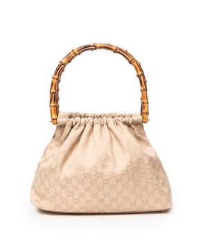 Gucci Tassen Bamboo Frame Tote  Schoudertas in de Beige Doek in de Goud  hardware. Het product is in In Uitstekende Staat (A).
  Afmetingen: 33x23x11 cm 
  Inclusief accessoires: Dustbag
  Opmerkingen over de binnenkant: Lichte vlekken op de voering
  BrandCo Paris vindt zeldzame artikelen in de beste staat voor ongelooflijke prijzen. Het is de moeite waard om geduldig te zijn! Koop met vertrouwen: alle artikelen van BrandCo Paris worden zorgvuldig geselecteerd en geverifieerd door ons team van experts.

  Alle artikelen worden geleverd met een certificaat van echtheid en verpakt door BrandCo Paris.

  Classificatietabel voor de conditie van het artikel:

  N (als nieuw)
  AA (perfecte staat)
  A (uitstekende staat)
  AB (zeer goede staat)
  B (goede/redelijke staat)
