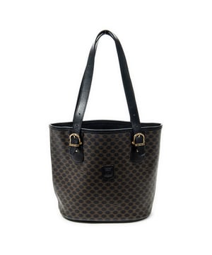 Celine Bolsos Bucket Tote  Bolso de hombro en Negro/Marrón Lona recubierta y Oro hardware. El producto esta en Excelentes Condiciones (A).
  Dimensiones: 24x24x13 cm 
  Accesorios incluidos: None
  Notas de Interior: Ligeras manchas en el forro
  BrandCo Paris encuentra artículos raros y en las mejores condiciones a precios increíbles. ¡Vale la pena tener paciencia! Compra con confianza: todos los artículos de BrandCo Paris son seleccionados y autenticados cuidadosamente por nuestro equipo de expertos.
  Todos los artículos vienen con un certificado de autenticidad y un embalaje entregado por BrandCo Paris.
  Tabla de clasificación de la condición del artículo
  N (como nuevo)
  AA (perfecto estado)
  A (excelente estado)
  AB (muy buen estado)
  B (bueno/regular)