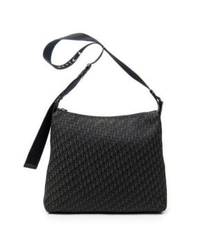 Dior Bolsos Trotter Hobo  Bolso de hombro en Negro Lienzo y Plata hardware. El producto esta en Excelentes Condiciones (A).
  Dimensiones: 34x28x9 cm 
  Accesorios incluidos: None
  Notas de Exterior: Ligeros rasguños en la esquina inferior
  BrandCo Paris encuentra artículos raros y en las mejores condiciones a precios increíbles. ¡Vale la pena tener paciencia! Compra con confianza: todos los artículos de BrandCo Paris son seleccionados y autenticados cuidadosamente por nuestro equipo de expertos.
  Todos los artículos vienen con un certificado de autenticidad y un embalaje entregado por BrandCo Paris.
  Tabla de clasificación de la condición del artículo
  N (como nuevo)
  AA (perfecto estado)
  A (excelente estado)
  AB (muy buen estado)
  B (bueno/regular)