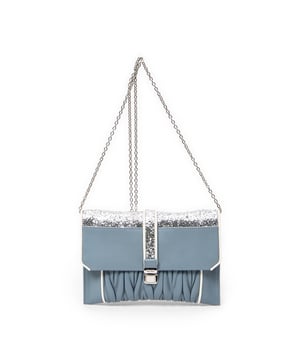Miu Miu Taschen Chain Flap Clutch  Umhängetasche und Hellblau Kalbsleder und Silber hardware. Das Produkt ist auf in einwandfreiem Zustand (AA).
  Abmessungen: 21x14x3 cm 
  Zubehör inklusive: "Card; Chain Strap; Dustbag; Box"
  
  BrandCo Paris hat seltene Artikel und die besten Konditionen zu unglaublichen Preisen vorgestellt. Geduld lohnt sich! Kaufen Sie mit Vertrauen: Alle Artikel von BrandCo Paris sind von unserem Expertenteam ausgewählt und authentisch.
  Alle Artikel enthalten ein Echtheitszertifikat und wurden von BrandCo Paris übernommen.
  Tabelle zur Klassifizierung des Artikelzustands
  N (wie neu)
  AA (perfekter Zustand)
  A (ausgezeichneter Zustand)
  AB (sehr guter Zustand)
  B (gut/mittelmäßig)