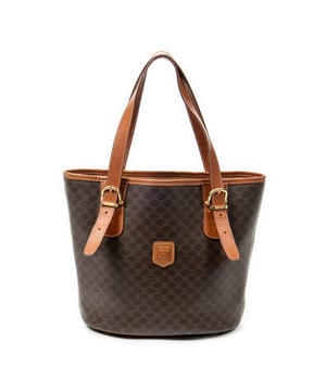 Celine Bolsos Bucket Tote  Bolso de hombro en Marrón Lona recubierta y Oro hardware. El producto esta en Muy Buenas Condiciones (AB).
  Dimensiones: 24x24x13 cm 
  Accesorios incluidos: None
  Notas de Exterior: Bordes ligeramente desgastados
Notas de la correa/asa: Ligeramente usado
  BrandCo Paris encuentra artículos raros y en las mejores condiciones a precios increíbles. ¡Vale la pena tener paciencia! Compra con confianza: todos los artículos de BrandCo Paris son seleccionados y autenticados cuidadosamente por nuestro equipo de expertos.
  Todos los artículos vienen con un certificado de autenticidad y un embalaje entregado por BrandCo Paris.
  Tabla de clasificación de la condición del artículo
  N (como nuevo)
  AA (perfecto estado)
  A (excelente estado)
  AB (muy buen estado)
  B (bueno/regular)