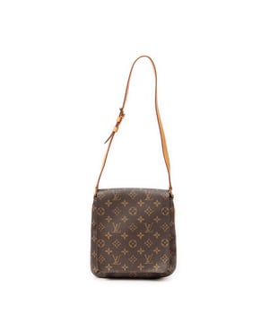 Louis Vuitton Bolsos Musette Salsa  Bolso de hombro en Marrón Lona recubierta y Latón dorado hardware. El producto esta en Excelentes Condiciones (A).
  Dimensiones: 22x24x3 cm 
  Accesorios incluidos: None
  Notas de la correa/asa: Ligeras marcas de agua
  BrandCo Paris encuentra artículos raros y en las mejores condiciones a precios increíbles. ¡Vale la pena tener paciencia! Compra con confianza: todos los artículos de BrandCo Paris son seleccionados y autenticados cuidadosamente por nuestro equipo de expertos.
  Todos los artículos vienen con un certificado de autenticidad y un embalaje entregado por BrandCo Paris.
  Tabla de clasificación de la condición del artículo
  N (como nuevo)
  AA (perfecto estado)
  A (excelente estado)
  AB (muy buen estado)
  B (bueno/regular)