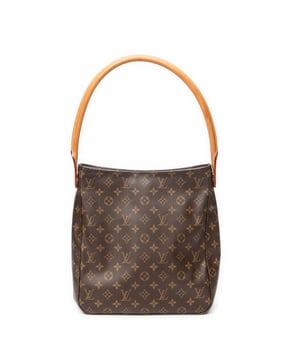 Louis Vuitton Bolsos Looping GM Bolso de hombro en Marrón Lona recubierta y Latón dorado hardware. El producto esta en Perfectas Condiciones (AA).
  Dimensiones: 28x32x11 cm 
  Accesorios incluidos: None
  Notas de Hardware: Ligera decoloración del tirador de la cremallera
Notas de la correa/asa: Ligeramente oscuro
  BrandCo Paris encuentra artículos raros y en las mejores condiciones a precios increíbles. ¡Vale la pena tener paciencia! Compra con confianza: todos los artículos de BrandCo Paris son seleccionados y autenticados cuidadosamente por nuestro equipo de expertos.
  Todos los artículos vienen con un certificado de autenticidad y un embalaje entregado por BrandCo Paris.
  Tabla de clasificación de la condición del artículo
  N (como nuevo)
  AA (perfecto estado)
  A (excelente estado)
  AB (muy buen estado)
  B (bueno/regular)