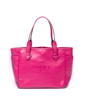 Loewe Bolsos Heritage Tote  Bolso de hombro en Rosa fucsia Piel de becerro y Oro hardware. El producto esta en Excelentes Condiciones (A).
  Dimensiones: 28x24x8 cm 
  Accesorios incluidos: Charm in Clochette
  Notas de Exterior: Ligeros rasguños en las esquinas inferiores
  BrandCo Paris encuentra artículos raros y en las mejores condiciones a precios increíbles. ¡Vale la pena tener paciencia! Compra con confianza: todos los artículos de BrandCo Paris son seleccionados y autenticados cuidadosamente por nuestro equipo de expertos.
  Todos los artículos vienen con un certificado de autenticidad y un embalaje entregado por BrandCo Paris.
  Tabla de clasificación de la condición del artículo
  N (como nuevo)
  AA (perfecto estado)
  A (excelente estado)
  AB (muy buen estado)
  B (bueno/regular)