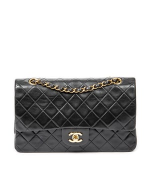 Chanel Bolsos Classic Double Flap 26 Bolso de hombro en Negro Piel de becerro y Oro hardware. El producto esta en Excelentes Condiciones (A).
  Dimensiones: 25.5x16x7.5 cm 
  Accesorios incluidos: Sticker; Card; Booklet
  Notas de Exterior: Ligeros rasguños en el cuerpo exterior 
Notas de Interior: Ligeros rasguños en el forro
  BrandCo Paris encuentra artículos raros y en las mejores condiciones a precios increíbles. ¡Vale la pena tener paciencia! Compra con confianza: todos los artículos de BrandCo Paris son seleccionados y autenticados cuidadosamente por nuestro equipo de expertos.
  Todos los artículos vienen con un certificado de autenticidad y un embalaje entregado por BrandCo Paris.
  Tabla de clasificación de la condición del artículo
  N (como nuevo)
  AA (perfecto estado)
  A (excelente estado)
  AB (muy buen estado)
  B (bueno/regular)