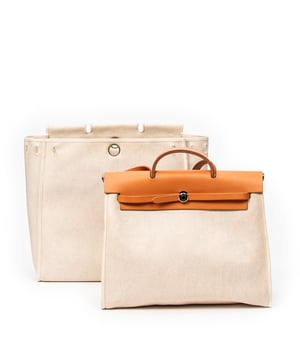 Hermès Taschen Herbag 2 in 1 GM Umhängetasche und Beige/Hellbraun Leinwand und Palladium hardware. Das Produkt ist auf in ausgezeichnetem Zustand (A).
  Abmessungen: 38.5x41x13 cm 
  Zubehör inklusive: "Long Strap; Cadenas; Keys in Clochette; Stopper; Interchangeable Bag"
  Äußere Hinweise: Leichte Schmutzflecken
Hinweise zu Riemen/Griff: Leicht abgenutzt
  BrandCo Paris hat seltene Artikel und die besten Konditionen zu unglaublichen Preisen vorgestellt. Geduld lohnt sich! Kaufen Sie mit Vertrauen: Alle Artikel von BrandCo Paris sind von unserem Expertenteam ausgewählt und authentisch.
  Alle Artikel enthalten ein Echtheitszertifikat und wurden von BrandCo Paris übernommen.
  Tabelle zur Klassifizierung des Artikelzustands
  N (wie neu)
  AA (perfekter Zustand)
  A (ausgezeichneter Zustand)
  AB (sehr guter Zustand)
  B (gut/mittelmäßig)