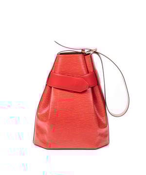 Louis Vuitton Tassen Sac D'Epaule GM Schoudertas in de Rood Kalfsleer in de Gouden Messing  hardware. Het product is in In Uitstekende Staat (A).
  Afmetingen: 30x36x36 cm 
  Inclusief accessoires: Pouch
  Opmerkingen over de buitenkant: Lichte krassen op de bodem
  BrandCo Paris vindt zeldzame artikelen in de beste staat voor ongelooflijke prijzen. Het is de moeite waard om geduldig te zijn! Koop met vertrouwen: alle artikelen van BrandCo Paris worden zorgvuldig geselecteerd en geverifieerd door ons team van experts.

  Alle artikelen worden geleverd met een certificaat van echtheid en verpakt door BrandCo Paris.

  Classificatietabel voor de conditie van het artikel:

  N (als nieuw)
  AA (perfecte staat)
  A (uitstekende staat)
  AB (zeer goede staat)
  B (goede/redelijke staat)