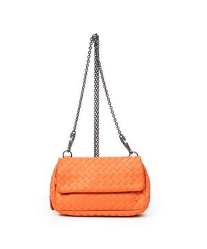 Bottega Veneta Bolsos Small Expandable Flap Crossbody  Bolso de hombro en Naranja Piel de becerro y Latón envejecido hardware. El producto esta en Muy Buenas Condiciones (AB).
  Dimensiones: 19x11x6 cm 
  Accesorios incluidos: Dustbag
  Notas de Exterior: Ligera transferencia de color, Ligeras marcas de suciedad
  BrandCo Paris encuentra artículos raros y en las mejores condiciones a precios increíbles. ¡Vale la pena tener paciencia! Compra con confianza: todos los artículos de BrandCo Paris son seleccionados y autenticados cuidadosamente por nuestro equipo de expertos.
  Todos los artículos vienen con un certificado de autenticidad y un embalaje entregado por BrandCo Paris.
  Tabla de clasificación de la condición del artículo
  N (como nuevo)
  AA (perfecto estado)
  A (excelente estado)
  AB (muy buen estado)
  B (bueno/regular)