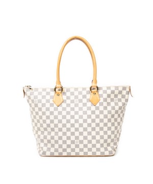 Louis Vuitton Bolsos Saleya MM Bolso de hombro en Marfil Lona recubierta y Latón dorado hardware. El producto esta en Muy Buenas Condiciones (AB).
  Dimensiones: 31.5x29x18 cm 
  Accesorios incluidos: None
  Notas de Interior: Ligeras marcas de suciedad
Notas de Hardware: Ligeramente descolorido
Notas de la correa/asa: "Ligera oscuridad, Ligeros rasguños"
  BrandCo Paris encuentra artículos raros y en las mejores condiciones a precios increíbles. ¡Vale la pena tener paciencia! Compra con confianza: todos los artículos de BrandCo Paris son seleccionados y autenticados cuidadosamente por nuestro equipo de expertos.
  Todos los artículos vienen con un certificado de autenticidad y un embalaje entregado por BrandCo Paris.
  Tabla de clasificación de la condición del artículo
  N (como nuevo)
  AA (perfecto estado)
  A (excelente estado)
  AB (muy buen estado)
  B (bueno/regular)