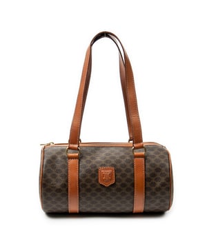 Celine Bolsos Bowling Bag  Bolso de hombro en Marrón Lona recubierta y Oro hardware. El producto esta en Excelentes Condiciones (A).
  Dimensiones: 25x14x13 cm 
  Accesorios incluidos: None
  Notas de Exterior: Ligeras marcas de suciedad
  BrandCo Paris encuentra artículos raros y en las mejores condiciones a precios increíbles. ¡Vale la pena tener paciencia! Compra con confianza: todos los artículos de BrandCo Paris son seleccionados y autenticados cuidadosamente por nuestro equipo de expertos.
  Todos los artículos vienen con un certificado de autenticidad y un embalaje entregado por BrandCo Paris.
  Tabla de clasificación de la condición del artículo
  N (como nuevo)
  AA (perfecto estado)
  A (excelente estado)
  AB (muy buen estado)
  B (bueno/regular)