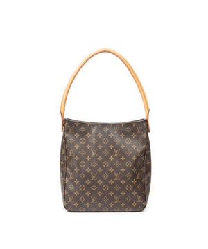 Louis Vuitton Tassen Looping GM Schoudertas in de Bruin Gecoat canvas in de Gouden Messing  hardware. Het product is in In Zeer Goede Staat (AB).
  Afmetingen: 28x32x11 cm 
  Inclusief accessoires: None
  Opmerkingen over de band/het handvat: Watermerken, verduisterd
  BrandCo Paris vindt zeldzame artikelen in de beste staat voor ongelooflijke prijzen. Het is de moeite waard om geduldig te zijn! Koop met vertrouwen: alle artikelen van BrandCo Paris worden zorgvuldig geselecteerd en geverifieerd door ons team van experts.

  Alle artikelen worden geleverd met een certificaat van echtheid en verpakt door BrandCo Paris.

  Classificatietabel voor de conditie van het artikel:

  N (als nieuw)
  AA (perfecte staat)
  A (uitstekende staat)
  AB (zeer goede staat)
  B (goede/redelijke staat)
