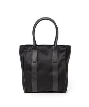 Loewe Bolsos Large Vertical Tote  Bolso de hombro en Negro Lienzo y Plata hardware. El producto esta en Excelentes Condiciones (A).
  Dimensiones: 33x37x13 cm 
  Accesorios incluidos: None
  
  BrandCo Paris encuentra artículos raros y en las mejores condiciones a precios increíbles. ¡Vale la pena tener paciencia! Compra con confianza: todos los artículos de BrandCo Paris son seleccionados y autenticados cuidadosamente por nuestro equipo de expertos.
  Todos los artículos vienen con un certificado de autenticidad y un embalaje entregado por BrandCo Paris.
  Tabla de clasificación de la condición del artículo
  N (como nuevo)
  AA (perfecto estado)
  A (excelente estado)
  AB (muy buen estado)
  B (bueno/regular)